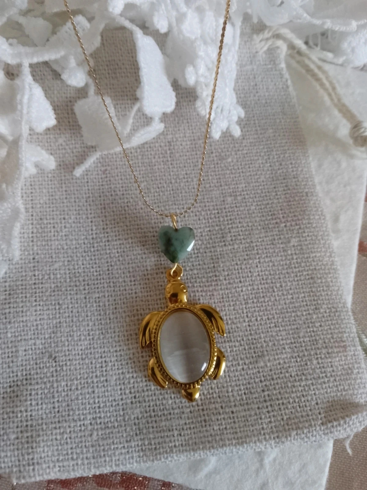 Collar de tortuga dorado con piedras de ojo de gato blanco y jade verde – photo 2